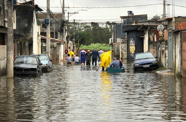 Foto dos secretários municipais visitando as áreas atingidas pelas chuvas.