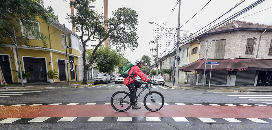 Foto de um ciclista em uma das ciclofaixas da cidade de São Paulo.