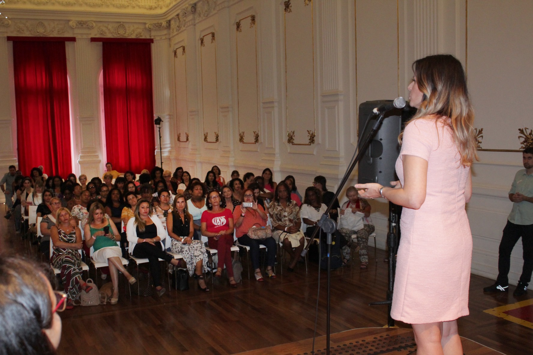 Foto do auditório da Praça das Artes lotado na posse das conselheiras do Conselho Municipal de Políticas para Mulheres.