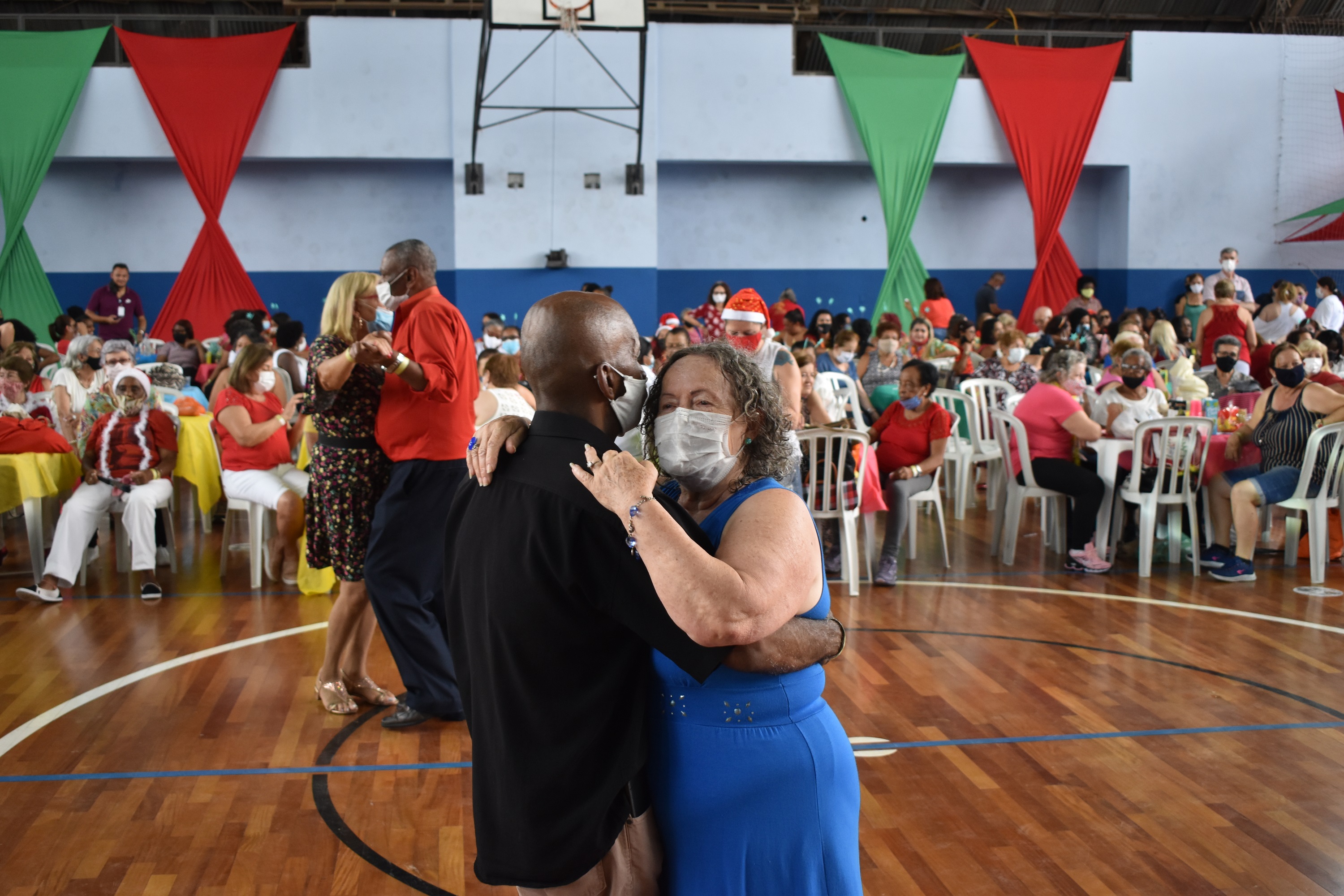 Na imagem, casal dança no evento Vem Dançar.
