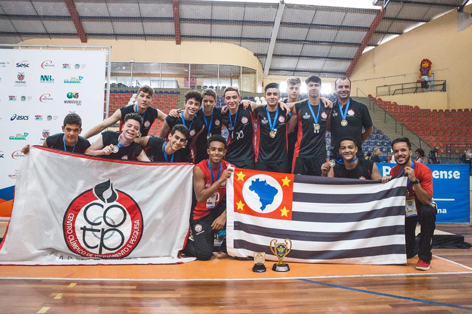 Na imagem, o time Sub-16 posa com as medalhas e as bandeiras de São Paulo e do COTP