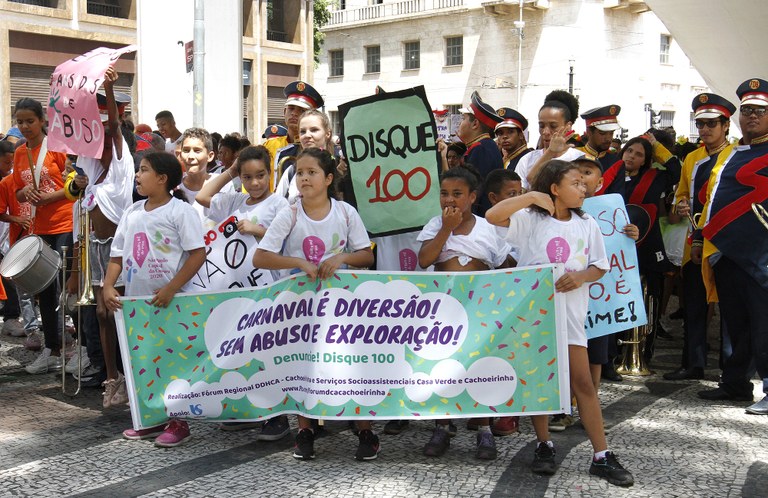 Foto de várias crianças na Praça do Patriarca no Grito de Carnaval contra o abuso e exploração sexual infantil