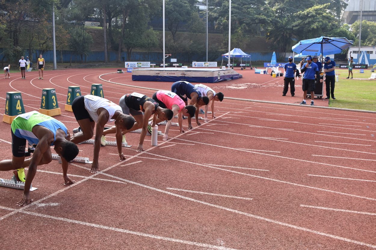 Na imagem, os atletas se preparam para a largada na pista de atletismo do Centro Olímpico de Treinamento e Pesquisa (COTP)