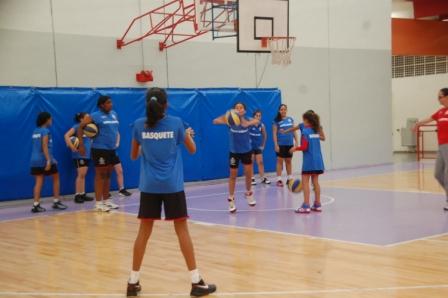Atletas do Centro Olímpico jogam basquete em quadra