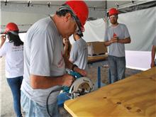 Alunos de carpintaria da primeira turma fazem aula prática em Itaquera