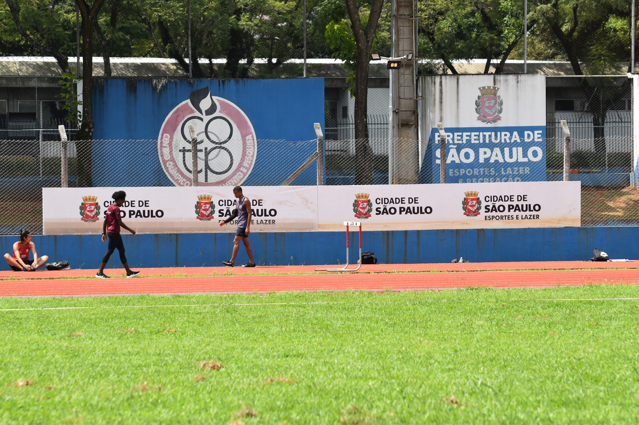 Na imagem, está o brasão do Centro Olímpico de Treinamento e Pesquisa (COTP) e da Secretaria Municipal de Esportes e Lazer de São Paulo.)