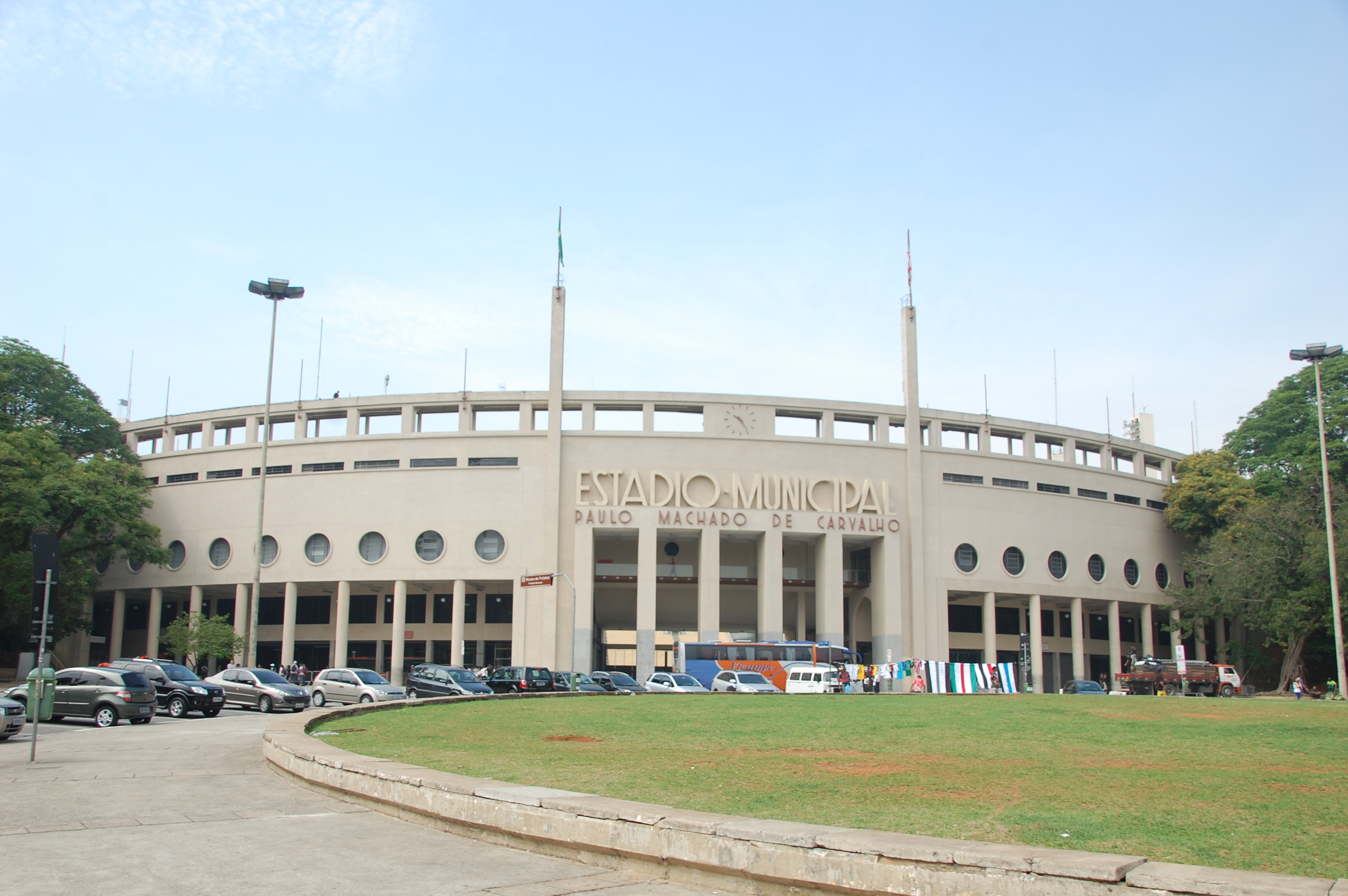 Na imagem, é mostrado a entrada principal do Estádio Municipal Paulo Machado de Carvalho