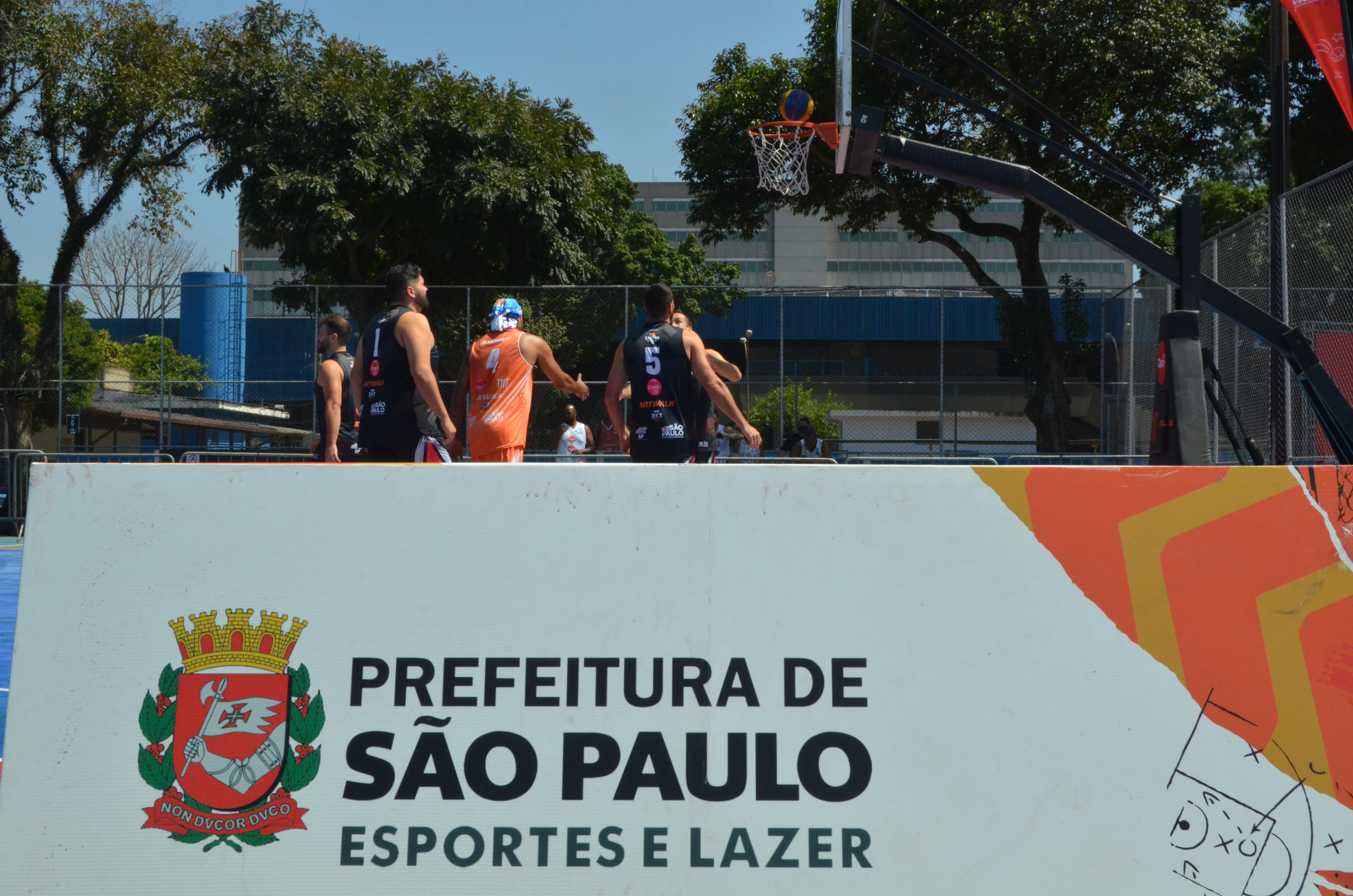 Pessoas jogando basquete 3x3 no Ibirapuera - Esportes para se