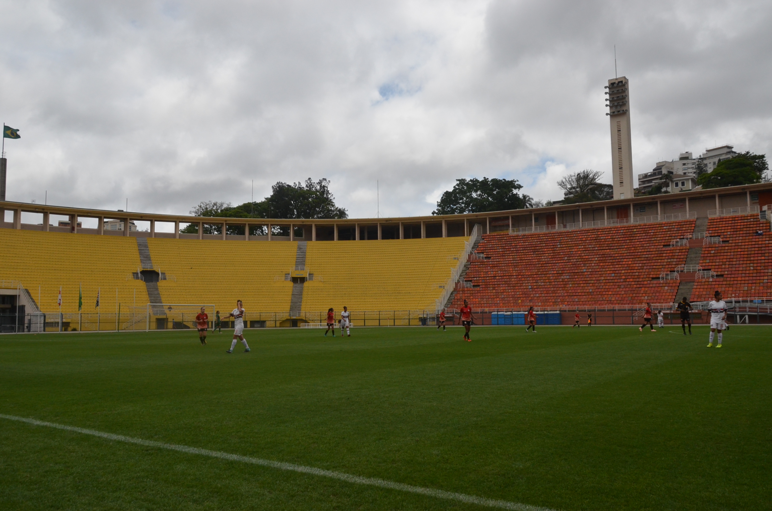 Foto geral do estádio do Pacaembu (Visão do gramado para as arquibancadas)