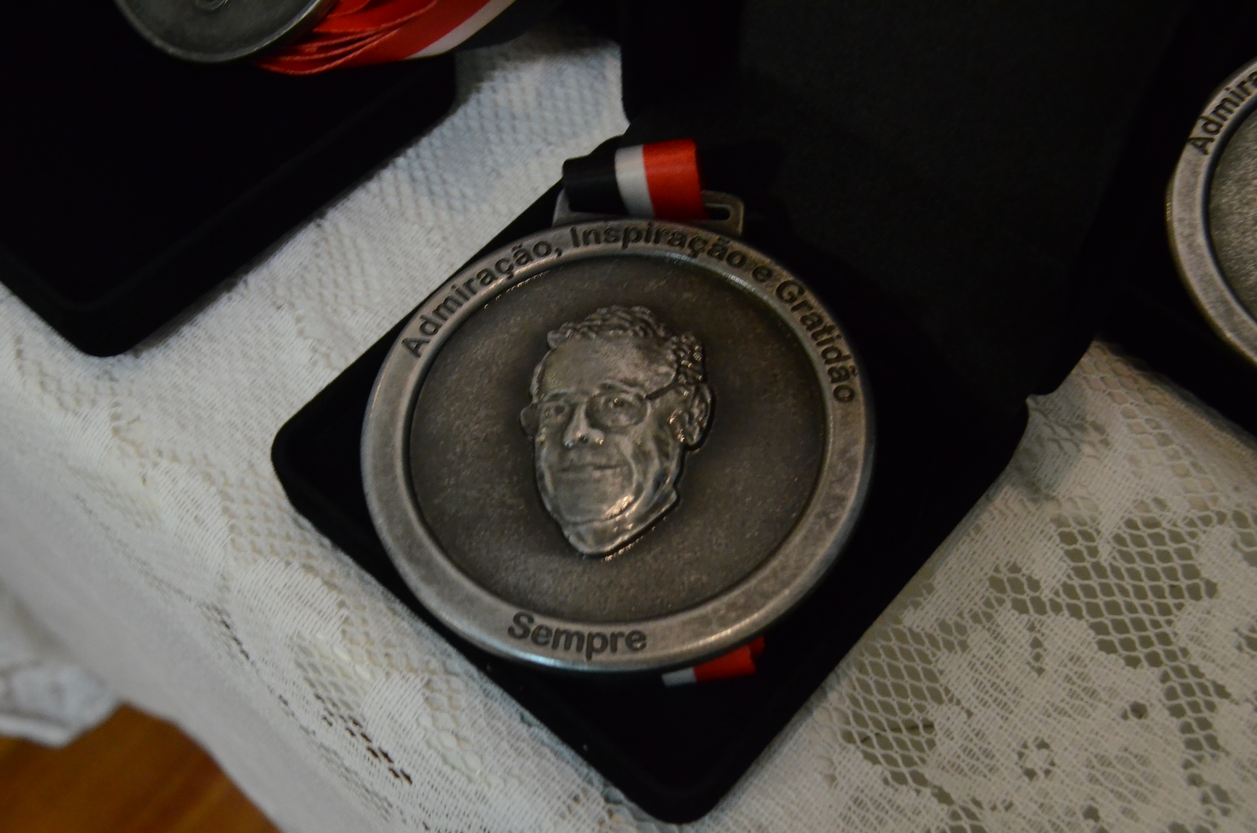 Medalha feita em homenagem ao treinador de atletismo Carlos Gomes Ventura