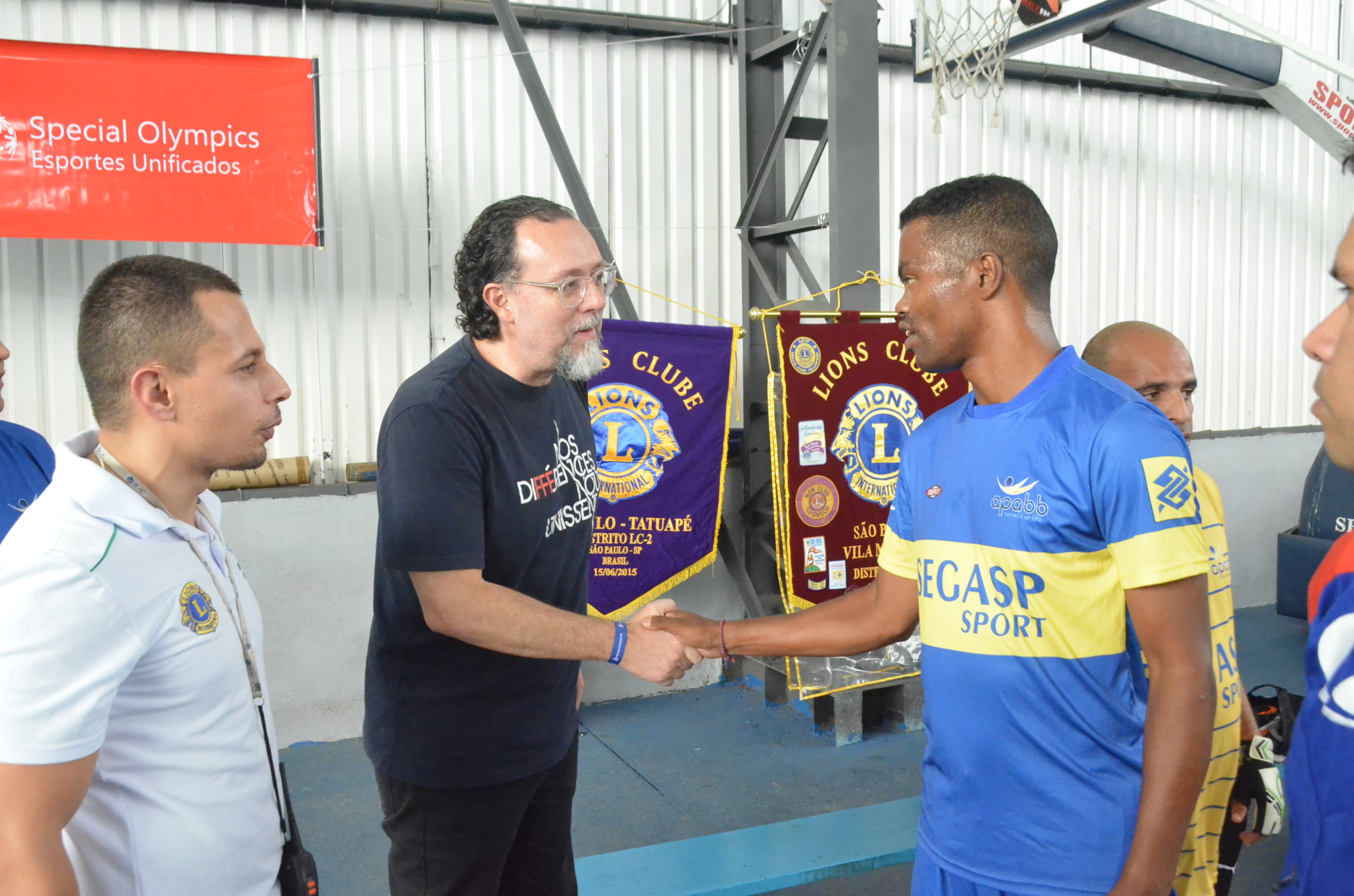 O Secretário Municipal de Esportes e Lazer, Carlos Bezerra Jr. recepciona atleta de futebol das Olimpíadas Especiais