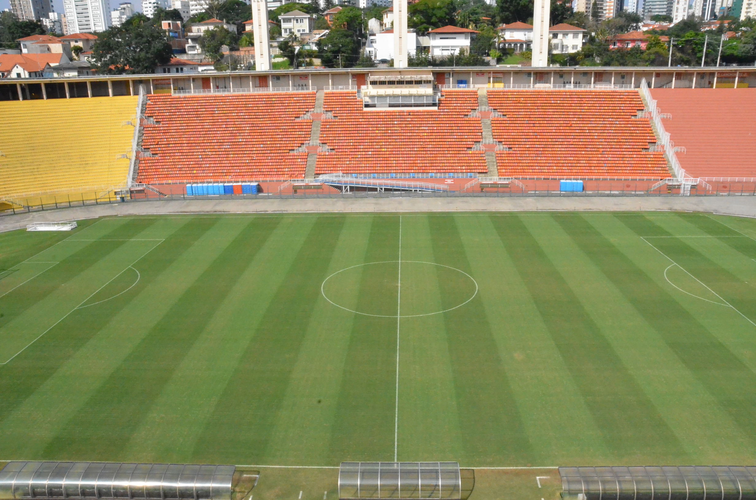 Visão central das arquibancadas e do gramado do Estádio do Pacaembu