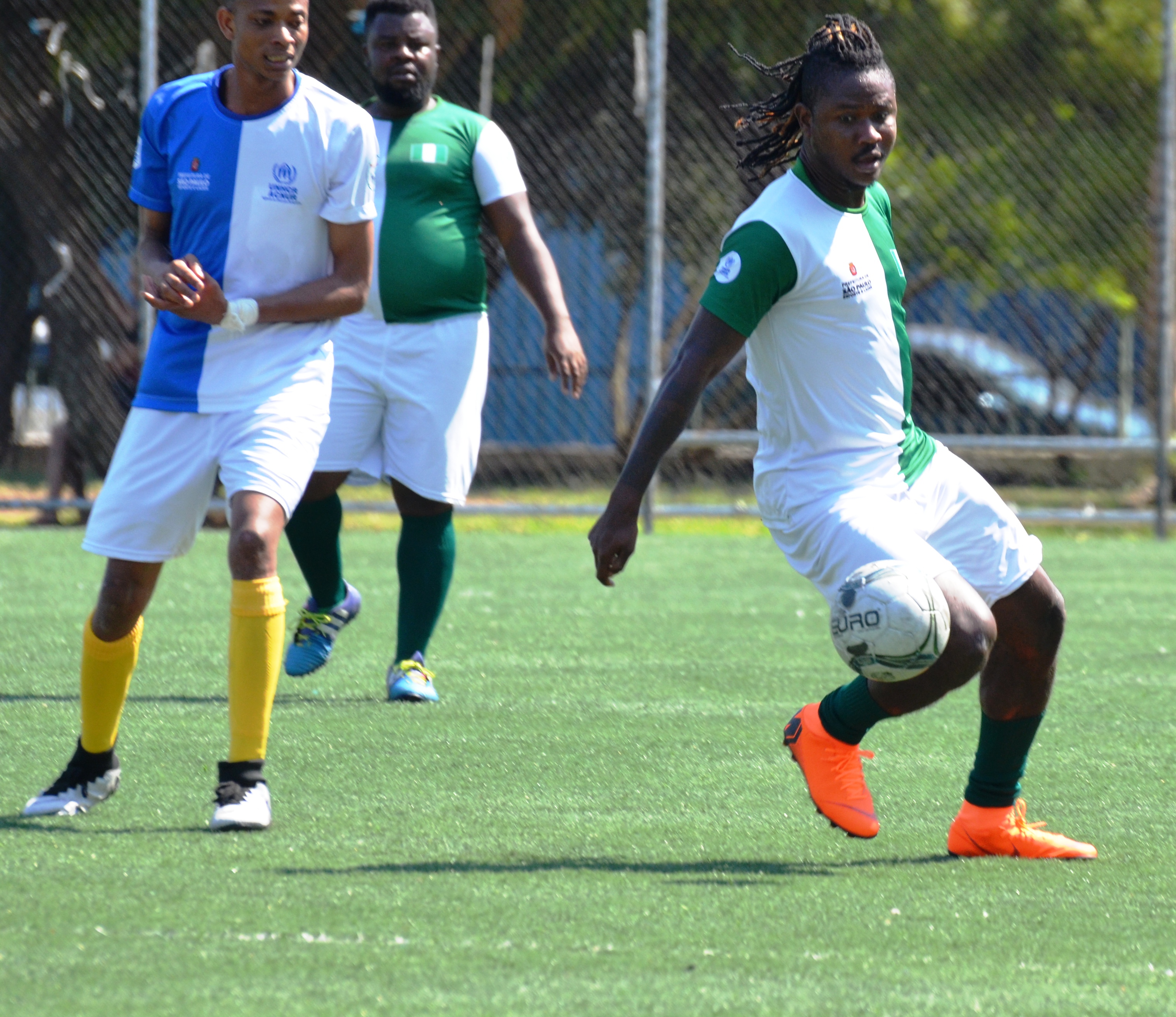 #PRACEGOVER Jogadores das seleções da Copa dos Refugiados disputando bola em jogo