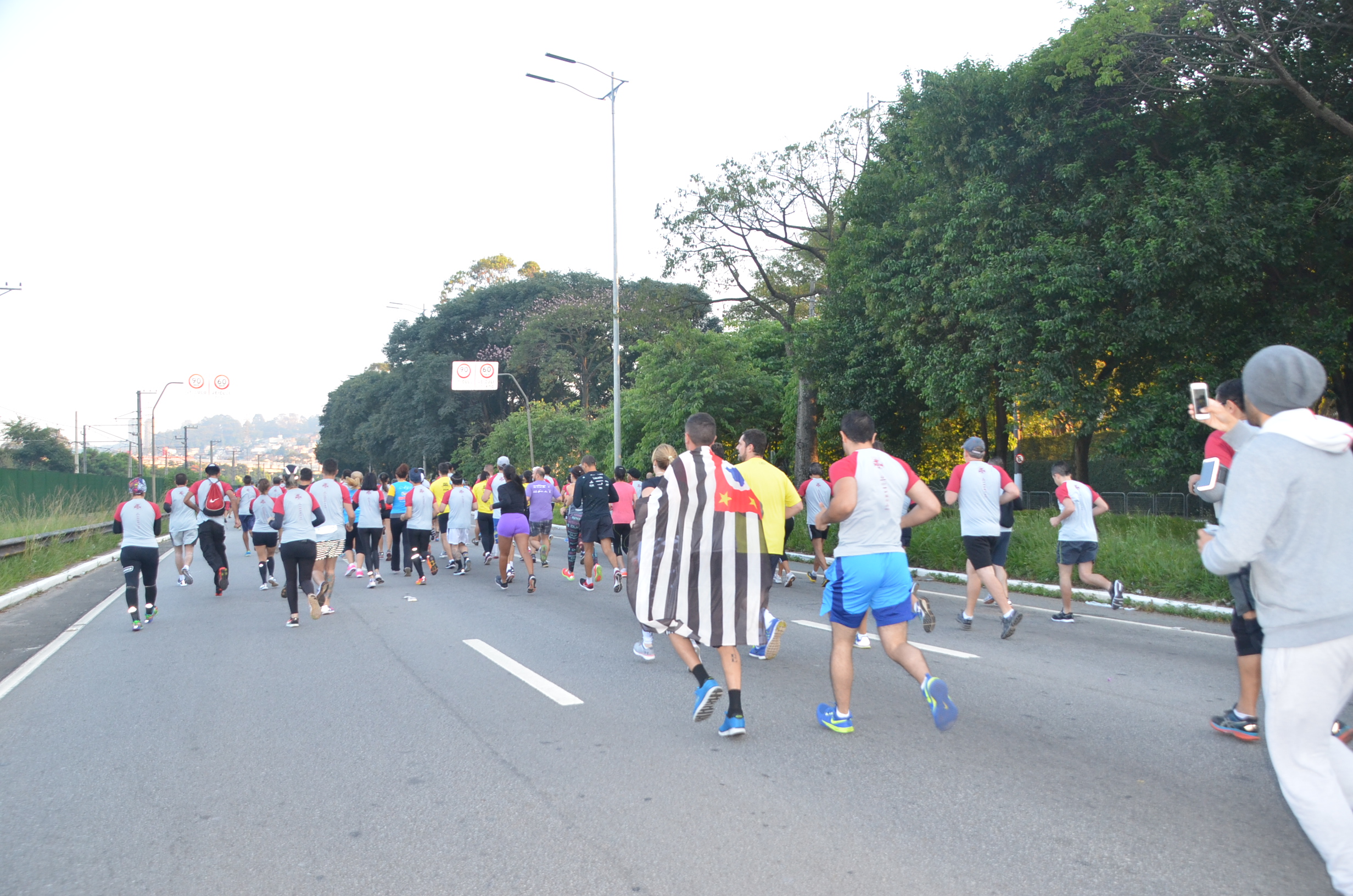 Atletas correndo pelas ruas de São Paulo