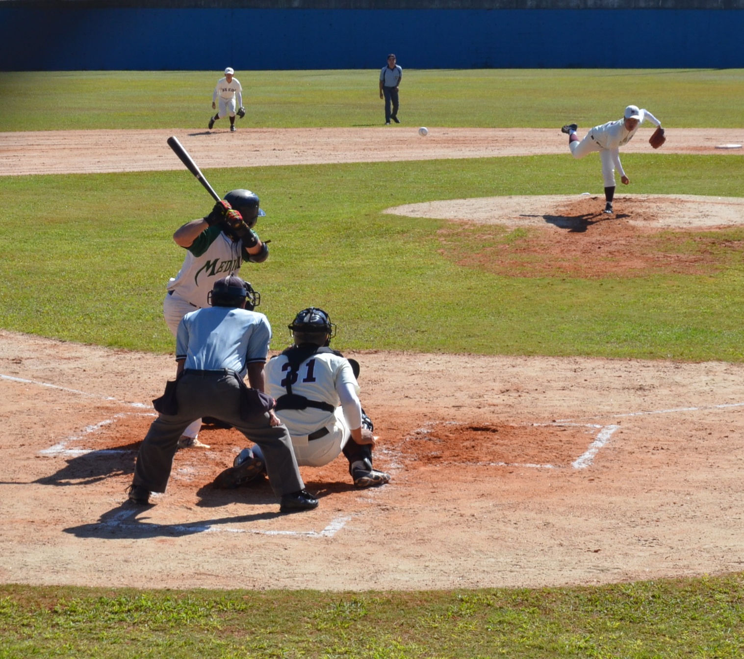 A foto mostra uma partida de beisebol no Estádio Municipal Mie Nishi