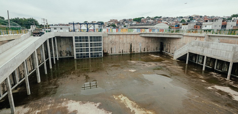 Foto de um dos piscinões da cidade de São Paulo.