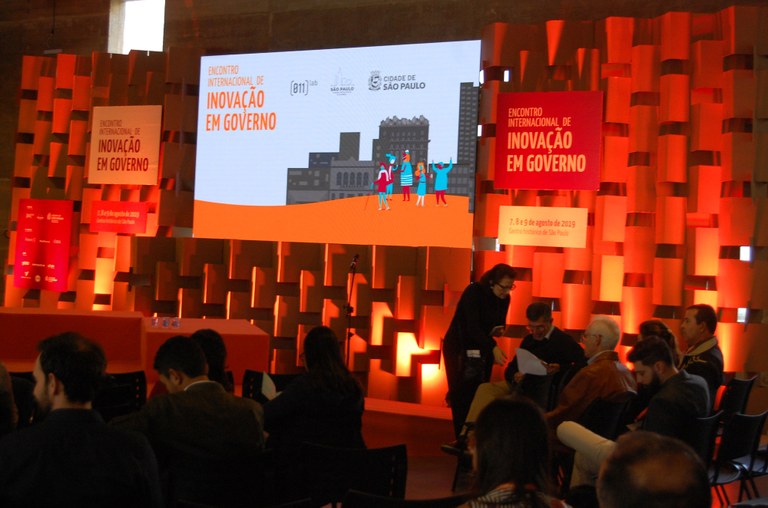 Foto do palco onde os palestrantes se apresentarão no evento internacional de inovação.