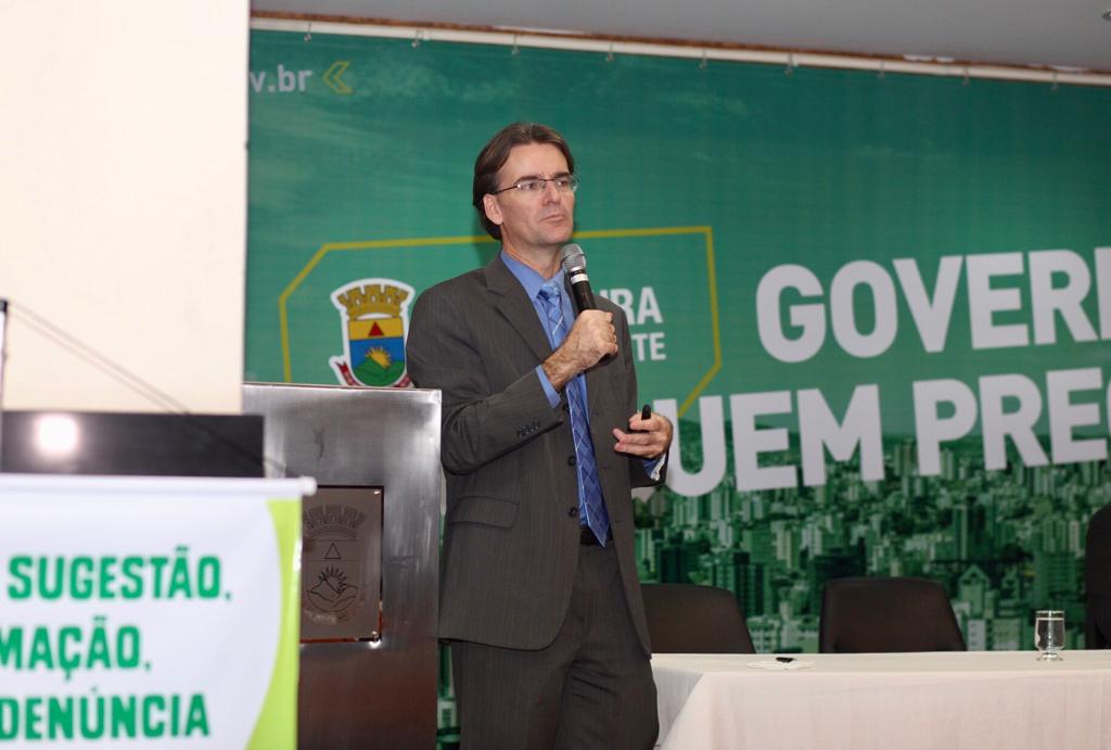Na foto, o controlador Gustavo Ungaro ministra palestra em seminário de ouvidorias em Belo Horizonte, Minas Gerais