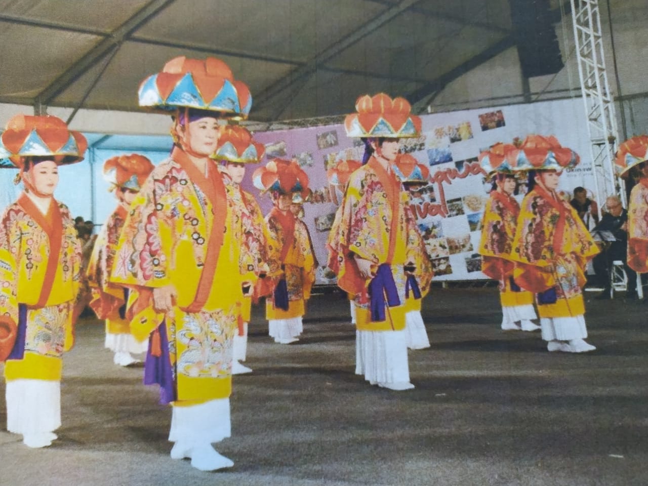 Artistas fazem representação de dança japonesa.