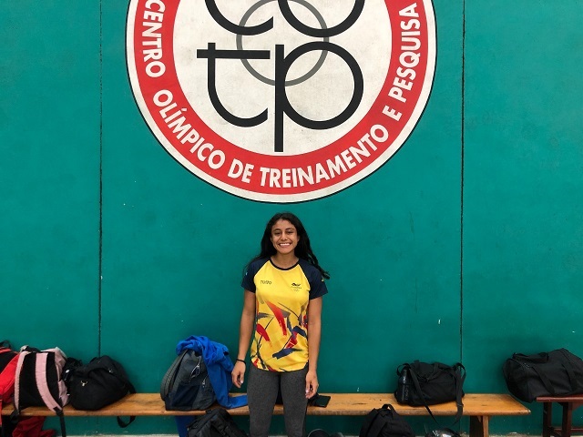 Na imagem, a atleta Colombiana na quadra de handebol do Centro Olímpico
