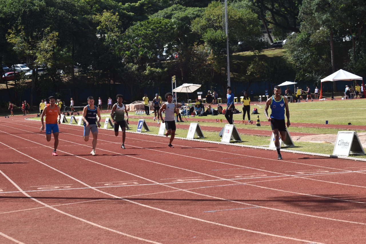 Na imagem, atletas participando de uma corrida.