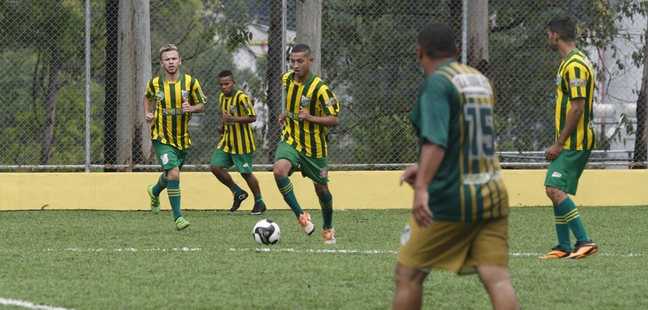 Foto de vários jogadores de futebol numa partida.