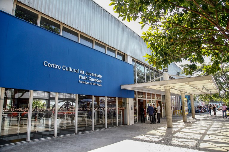 Foto da frente do Centro Cultural Ruth Cardoso chamando a atenção para Semana da Juventude.