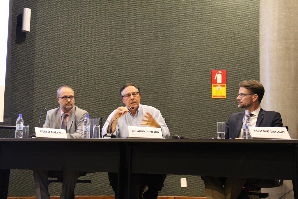 palestrantes participam de mesa de debates em seminário promovido pelo Tribunal de Contas do Município de São Paulo