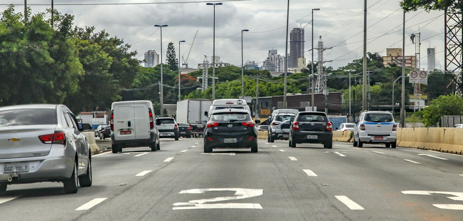 Foto de vários carros em uma das marginais da cidade de São Paulo.
