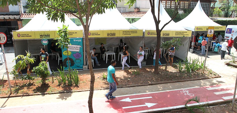 Foto de várias tendas das secretarias participantes do mutirão nos bairros.