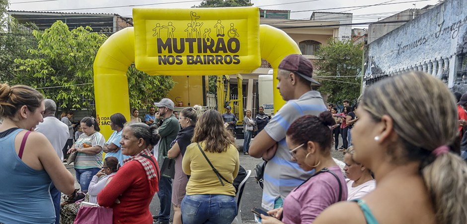 Foto da entrada do Mutirão nos bairros, com o balão amarelo.