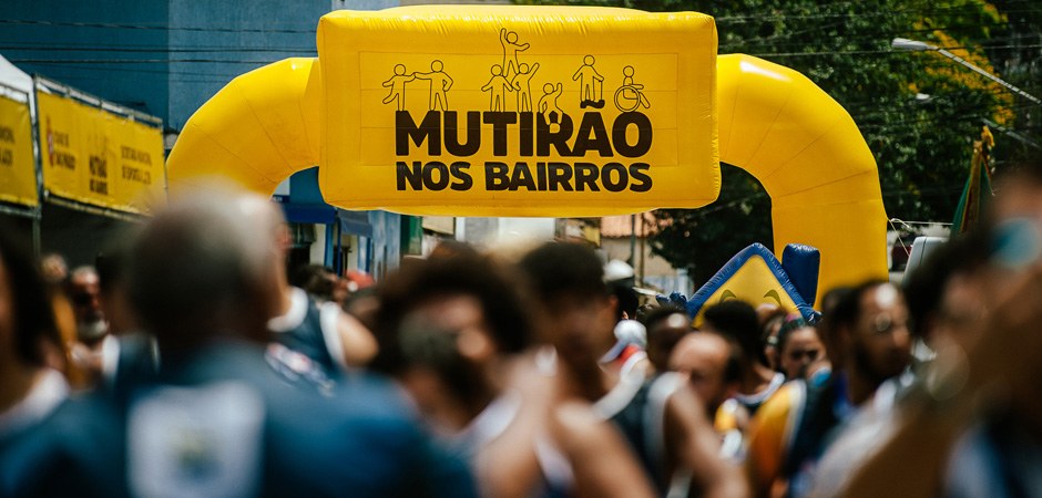 Foto do balão amarelo colocado na entrada da rua onde acontece o Mutirão.