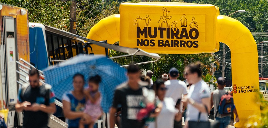 Foto do balão amarelo que fica na entrada da rua onde acontece o Mutirão nos Bairros em Itaquera.