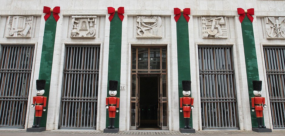 Foto dos quebra nozes colocados na entrada principal da Prefeitura.
