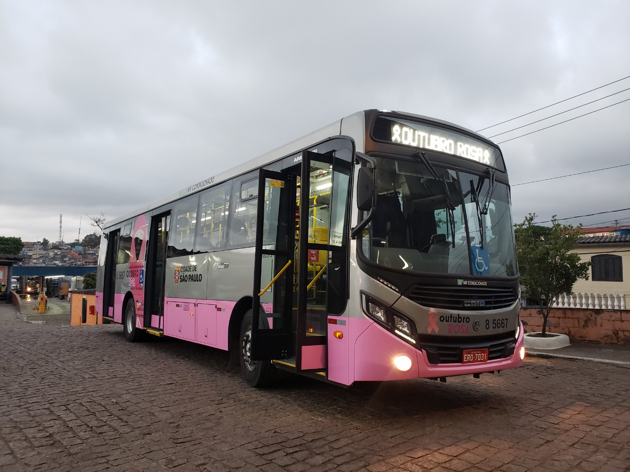 Foto do ônibus rosa que irá circular pela cidade de São Paulo no mês de outubro.