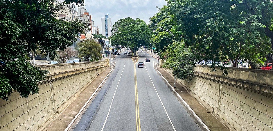 Foto de um dos túneis da cidade de São Paulo, sem trânsito.