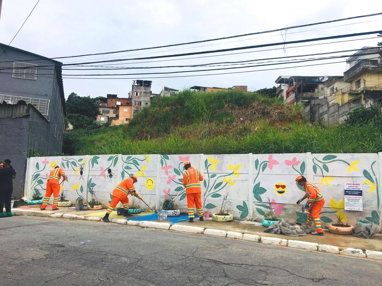 Foto de um muro da cidade de São Paulo sendo revitalizado.