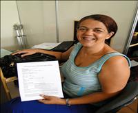 Sandra Regina de Oliveira com seu formulário de formalização