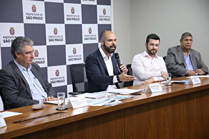 Prefeito Bruno Covas fala ao microfone durante reunião sobre o plano de metas da cidade de Sã Paulo.