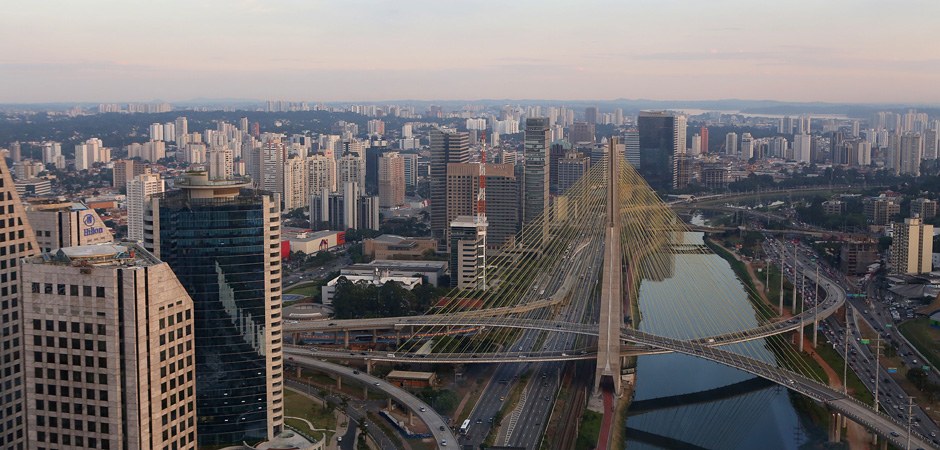 Foto área de uma das marginais da cidade de São Paulo.