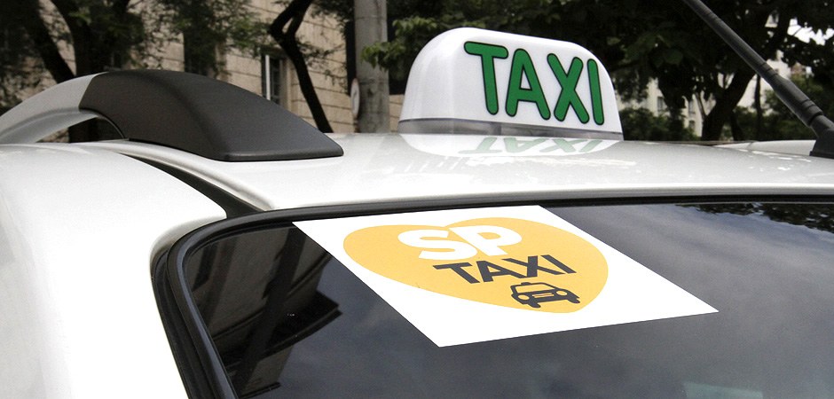 Foto da placa de taxi que fica em cima dos carros dos taxistas.