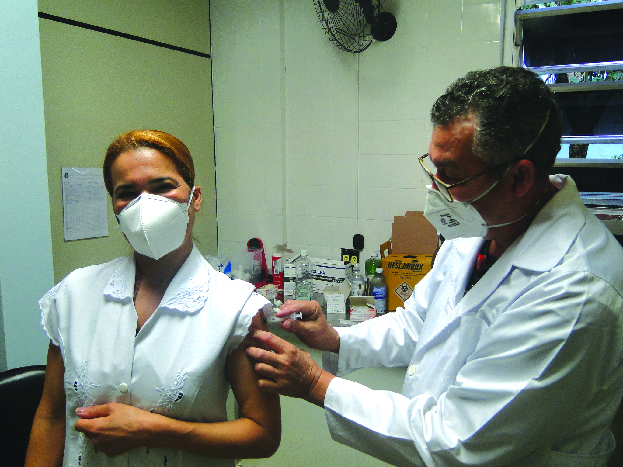 Foto de funcionária sendo vacinada no HSPM