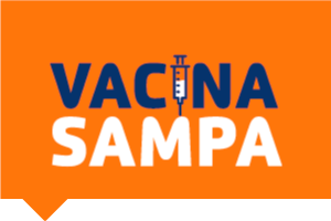 Arte possui fundo cor de laranja. Em letras azuis e brancas está escrito Vacina Sampa, sendo que a letra I, da palavra vacina é a ilustração de uma seringa.