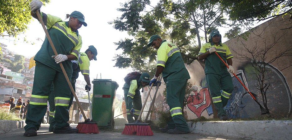 Foto dos varredores limpando as ruas da cidade.