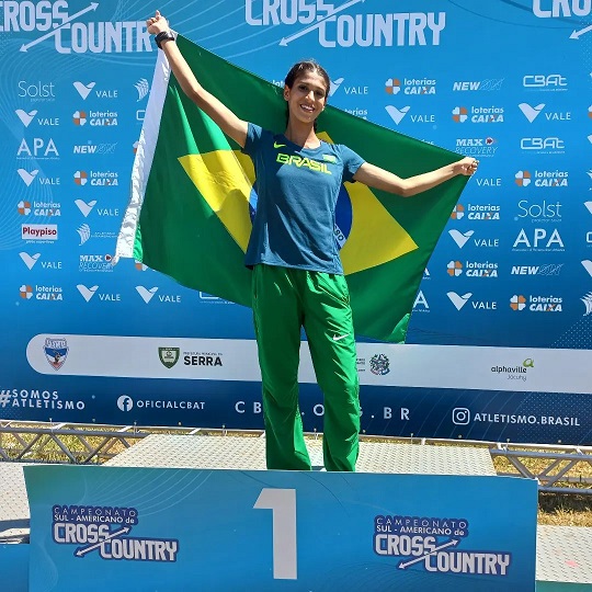 Na imagem, a atleta Aylana Ferreira Cezar, que faz parte da equipe de atletismo do Centro Olímpico de Treinamento e Pesquisa (COTP).