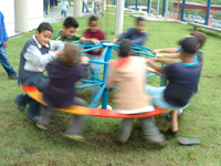 Crianças brincam nas novas instalações do Parque Bristol