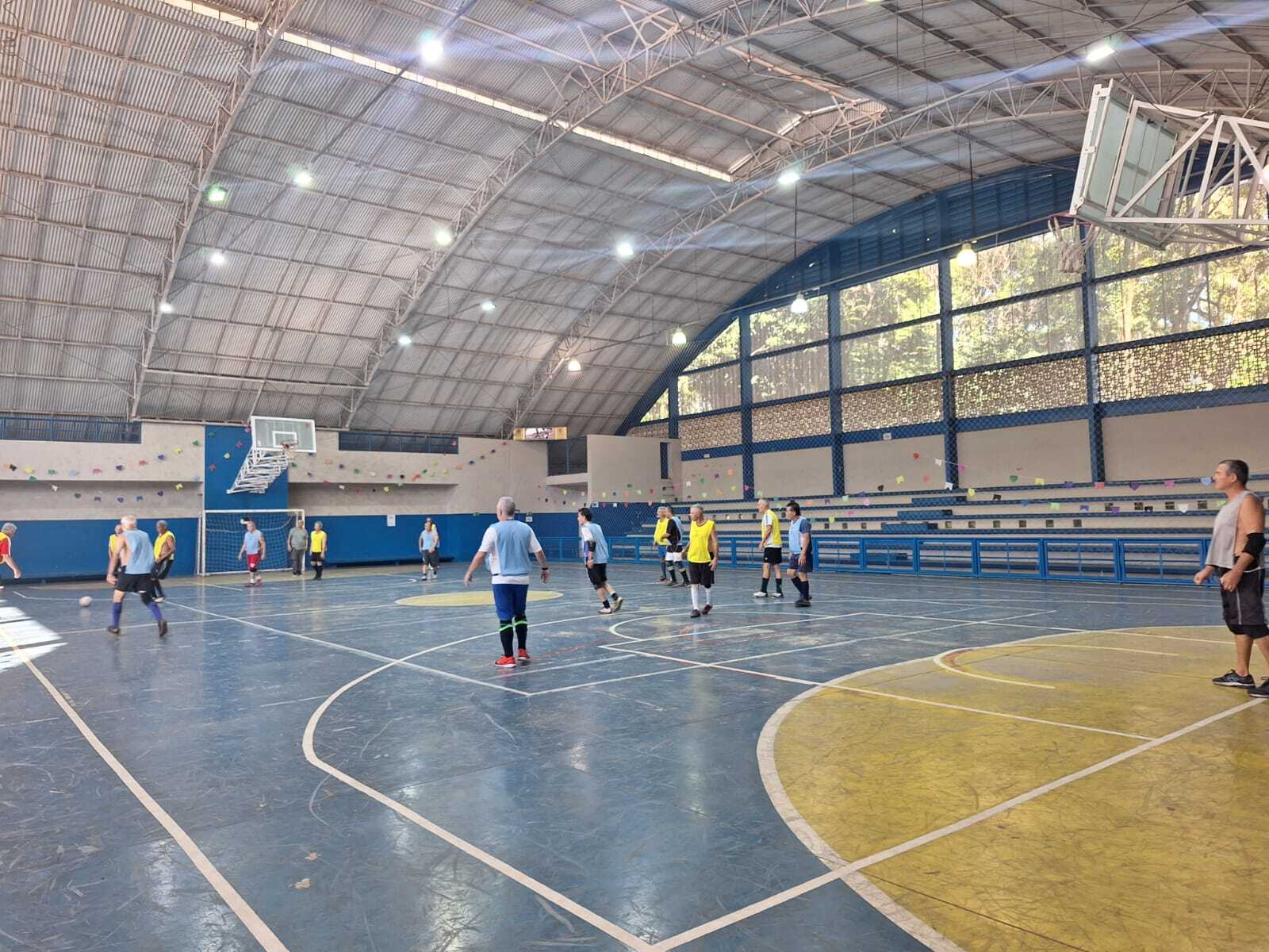 Na imagem, munícipes jogando futebol no CE Vila Alpina