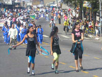 Alunos desfilam na Avenida Baronesa de Muritiba