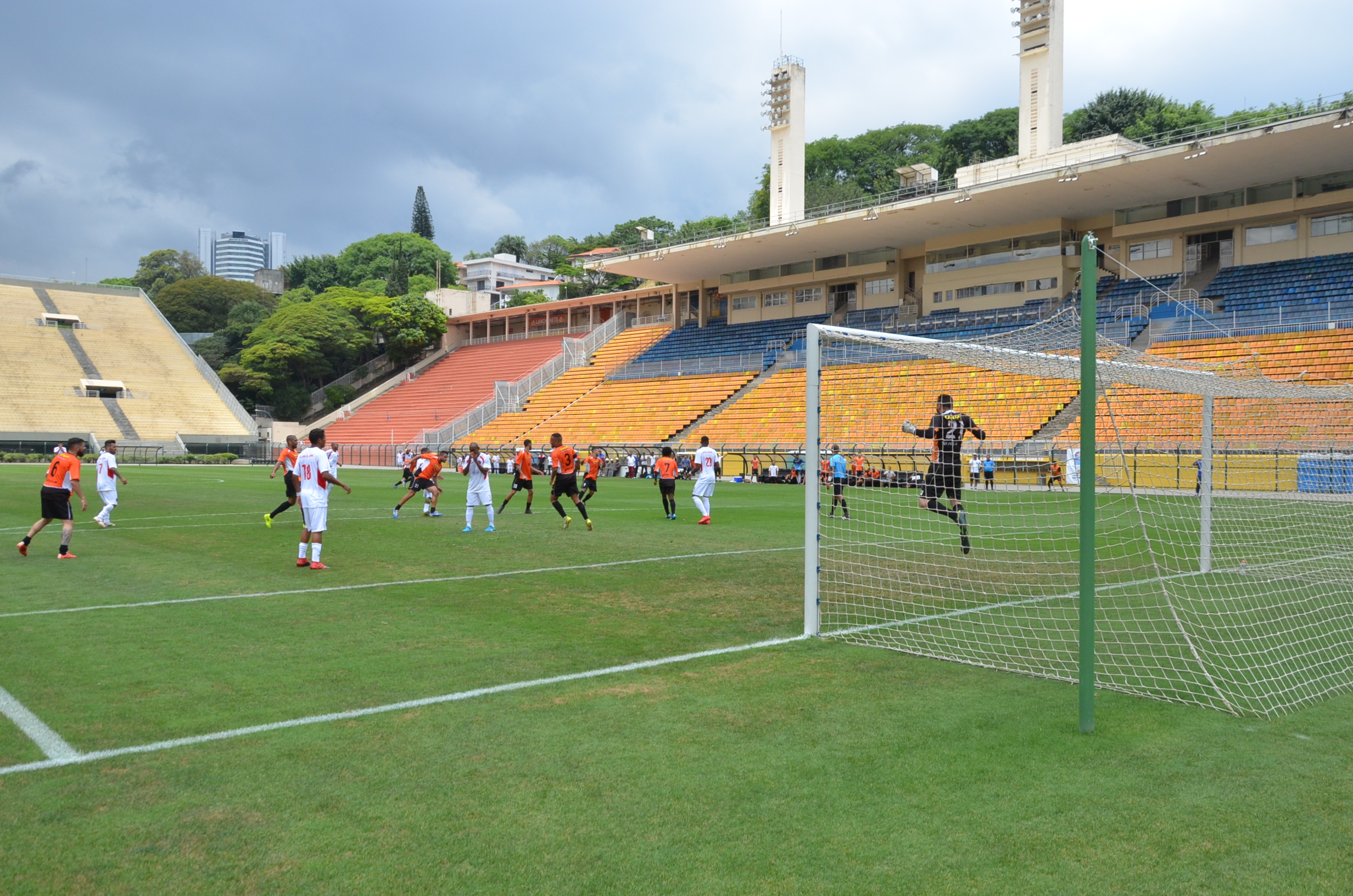 Foto de uma partida dos Jogos da Cidade no Estádio do Pacaembu. 