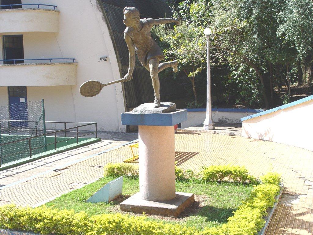 Estátua em homenagem a Maria Esther Bueno dentro do complexo do Pacaembu.